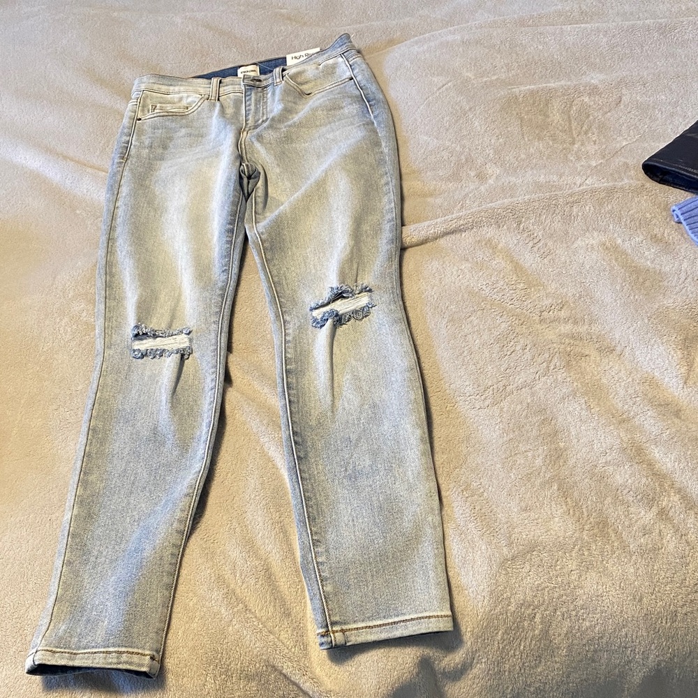 Sneak Peek
Skinny Jeans with Distressed Knee Rips